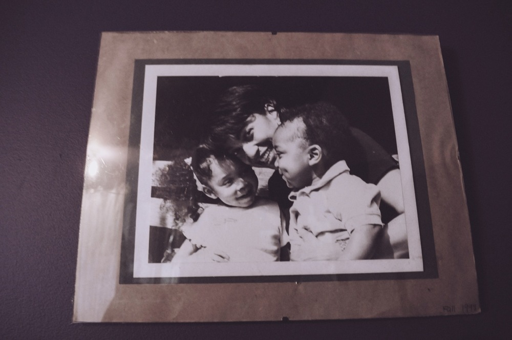 Framed photo of Rene Syler with her children